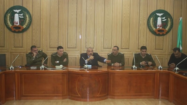 بالصور.. سكرتير عام المنوفية ينهى إضراب سائقى السرفيس بشبين الكوم