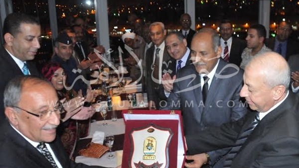 بالصور.. محافظ أسوان الجديد يكرم نظيره السابق