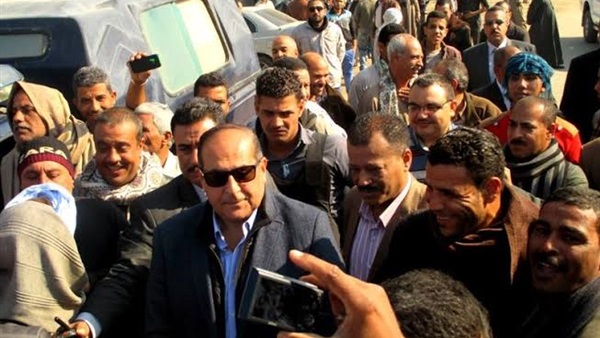 بالصور.. أهالي سوهاج يستقبلون محافظ الإقليم «بالطبل والمزمار» لتجديد الثقة به