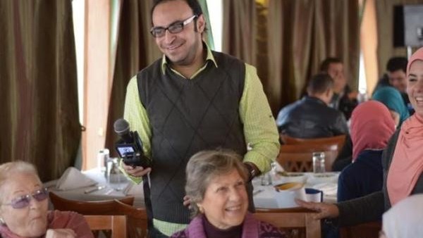 بالصور..أحمد يونس يطلق حملة من أجل كبار السن 