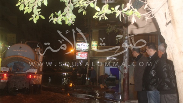 بالصور.. محافظ الفيوم يتفقد موقع انفجار ماسورة مياه بحي شرق