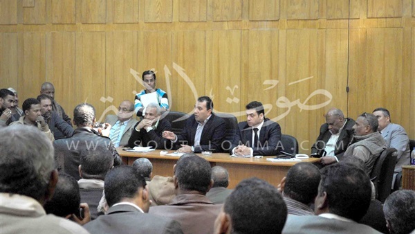 بالصور.. محافظ الأقصر يعقد لقاءً مفتوحا لمناقشة أزمات المواطنين  