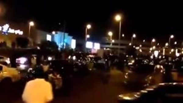 بالفيديو.. تدافع المواطنيبن بمول العرب عقب الإشتباه بوجود قنبلة 