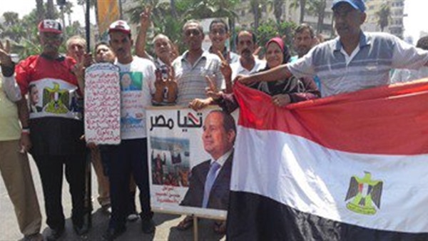  متظاهرو القائد إبراهيم يرفعون لافتات تهنئة الأقباط بأعياد الميلاد 