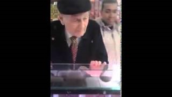 بالفيديو.. بكاء عجوز أسباني عند سماعه القرآن الكريم