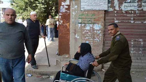 «الداخلية» تساعد كبار السن وذوى الاحتياجات فى استخراج جوازات سفرهم