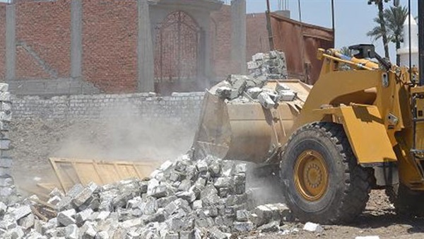 إزالة 24 حالة تعدٍ بالبناء على أراضي زراعية ببني سويف