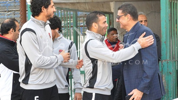 بالصور.. مجلس الأهلي يؤازر اللاعبين قبل مواجهة الإنتاج