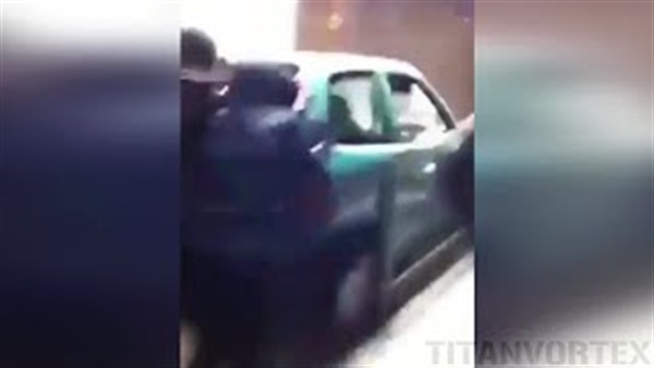 بالفيديو.. مراهقون يدفعون سيارة داخل المترو