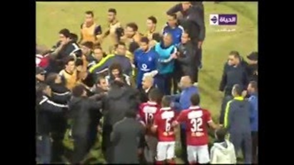 بالفيديو..ننشر السبب الحقيقي وراء "خناقة" لاعبي الأهلي والإنتاج 