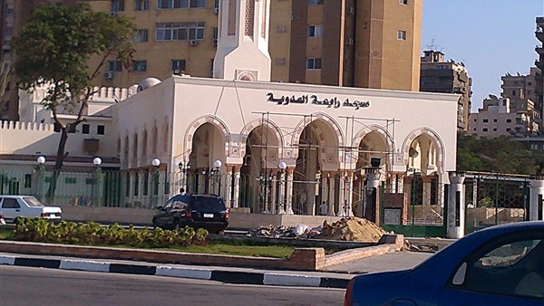 مقيم شعائر «مسجد رابعة»: سيدات الإخوان منعتني من الدخول