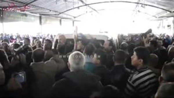 بالفيديو ..شجار بين الصحفيين ومشيعي جنازة «ممدوح عبد العليم»