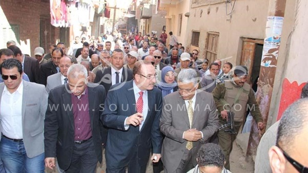بالصور .. محافظ بني سويف يتفقد أرض مشروع الصرف بـ«البساتين»