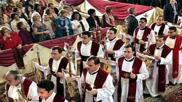 توافد أقباط قنا على الكنائس لحضور قداس عيد الميلاد 