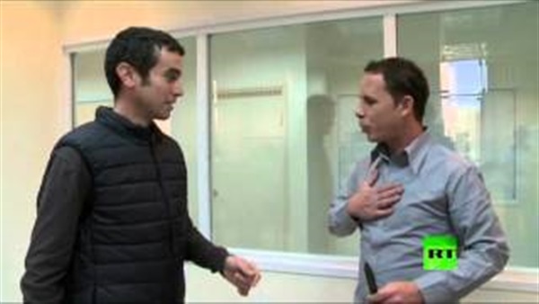 بالفيديو.. «صحفي» إسرائيلي يتبرع لتجربة سترة واقية ضد الطعنات