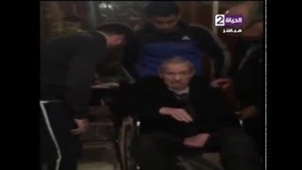 بالفيديو.. بكاء «طارق سليم» خلال تقديمه العزاء لحازم إمام