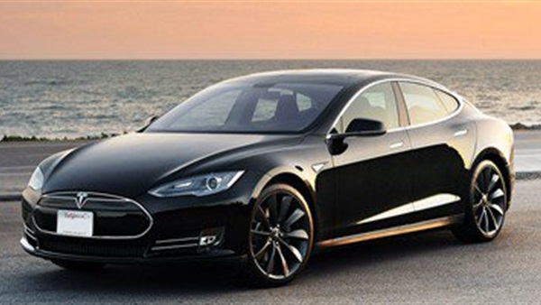 بالفيديو..«تسلا» تزود سيارتها الكهربائية Model S بميزة الركن عن بعد