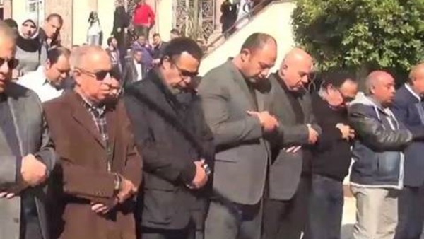 بالصور والفيديو.. نجوم الرياضة والشخصيات العامة في جنازة "الثعلب"