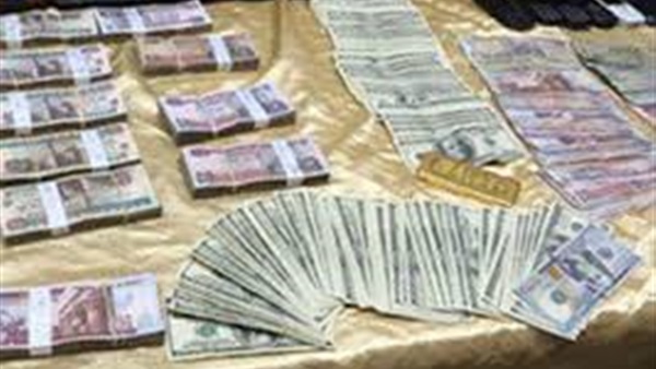 جمارك مطار برج العرب تحبط محاولتي تهريب كمية من العملات الأجنبية 