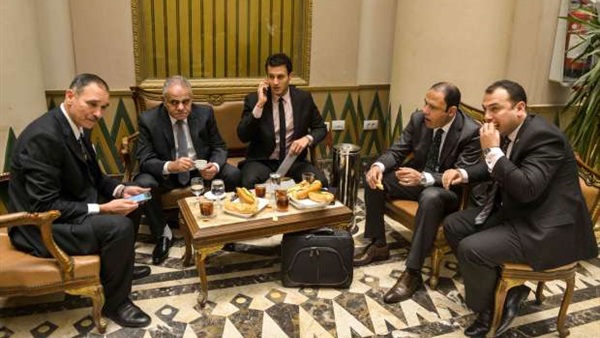 بالصور.. نشطاء يسخرون من الجلسة الأولي لمجلس النواب.. السباعي:«المجلس هزلي غير حقيقى».. سامح: «اللى يشوف برلمانات غيرة يهون علية برلمانه».. سيد عمر:« ده هبل» 