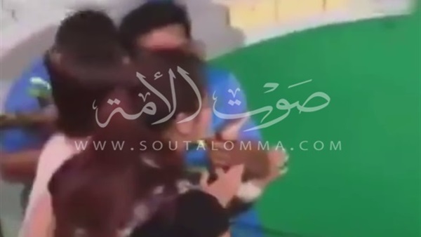 بالفيديو.. ثعبان يلدغ سيدة حاولت تقبيله