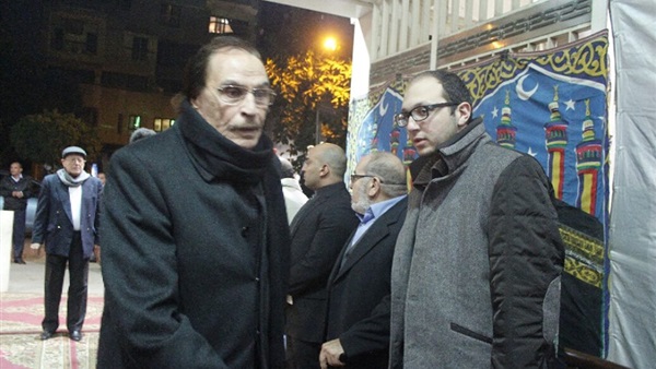 بالصور :عزت العلايلي يقدم العزاء لعائلة حمدي أحمد 