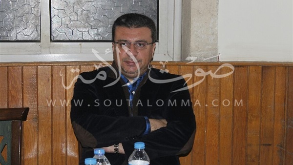بالصور.. عمرو الليثي «وحيدا» بعزاء حمدي أحمد 
