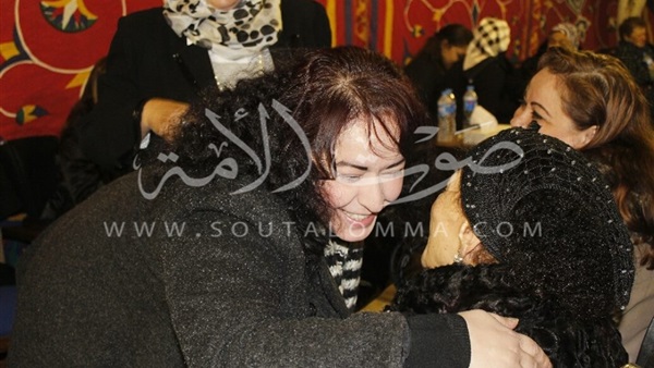 بالصورة: عفاف شعيب وهند عاكف يتبادلان الإبتسامات في عزاء  حمدي أحمد 