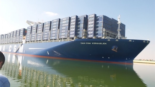 اليوم..أكبر سفينة حاويات في العالم صديقة للبيئة تمر بالقناة