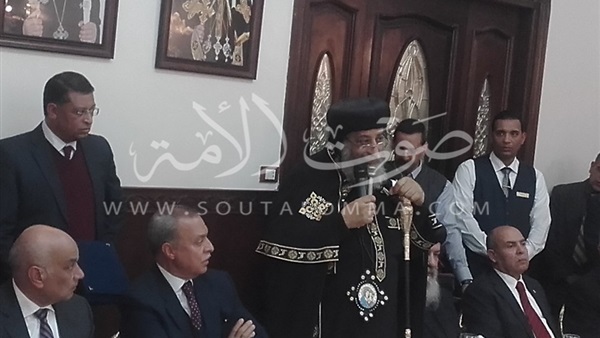 بالصور.. محافظ قنا  يستقل البابا تواضروس الثاني 