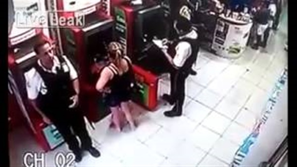 بالفيديو.. رجل أمن يسرق فتاة حسناء بطريقة غريبة