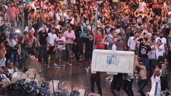 نشطاء لبنانيون يرشقون مقر الحكومة بالبيض ويقتحمون وزارة البيئة