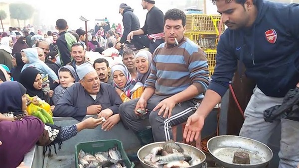  بالصور.. تسيير قوافل للسلع الغذائية لمحاربة الغلاء بكفرالشيخ 