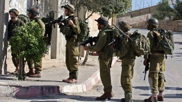 جنود الإحتلال يقتحمون منزلًا جنوب الضفة الغربية جنود الإحتلال يقتحمون منزلًا جنوب الضفة الغربية