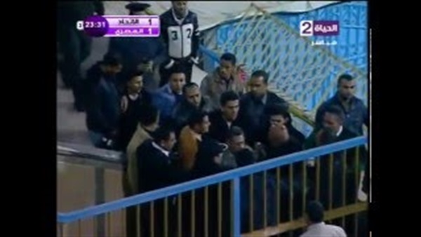 بالفيديو.. إشتباكات بالأيدي في مدرجات مباراة المصري و الإتحاد السكندري