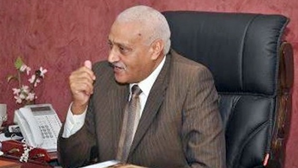 محافظ السويس يجرى جولات ولقاءات مع المواطنين