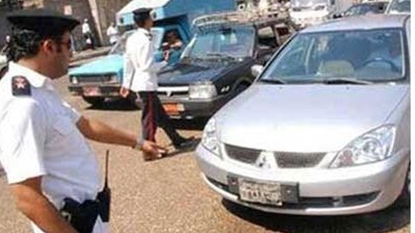 بالصورة.. سائق يسحل ضابطًُا بحملة أمنية بالقاهرة