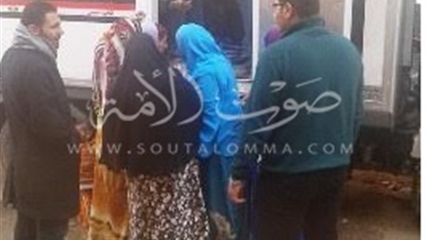 بالصور .. توزيع «وراك دجاج» بأسعار مخفضة ببني سويف