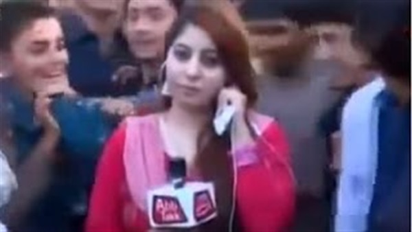 بالفيديو.. مذيعة تتعرض للتحرش على الهواء