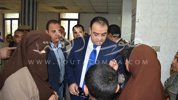 بالصور.. محافظ الفيوم يفاجيء مستشفي سنورس المركزي