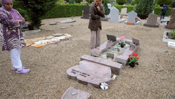 تلطيخ قبور مسلمين بطلاء أحمر فى جنوب شرق باريس   