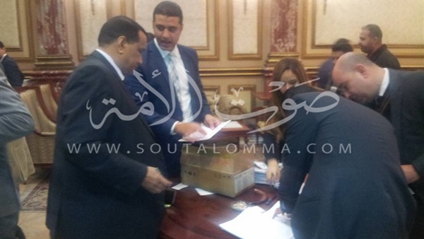 بالصور.. تغير البطاقات الشخصية لنواب البرلمان بـ«بهو الشورى»
