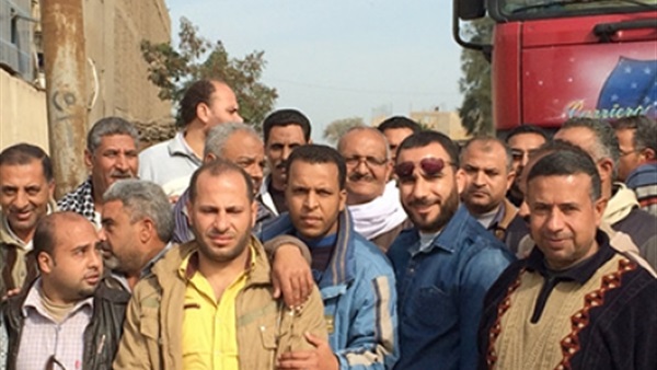 وقفة احتجاجية لسائقى النقل بالوادى الجديد اعتراضا على فرض كارتة دخول وخروج 