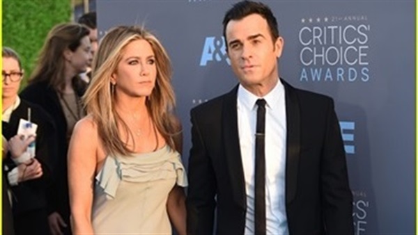بالصور.. «أنيستون» تساند زوجها بحفل «Critics'Choice Awards»