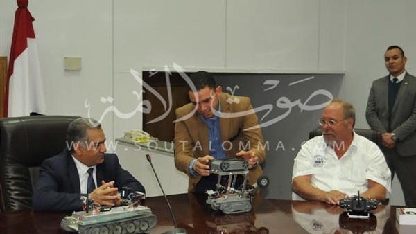 بالصور.. مهندس ألماني يهدي الآثار جهازي «روبوت»