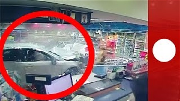 بالفيديو..لحظة اقتحام سيارة لـ«سوبر ماركت»