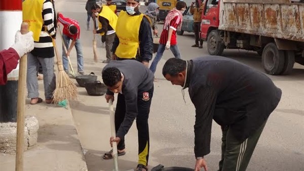 شباب الاحياء بالعريش يقومون بتنظيف الشوارع من القمامة